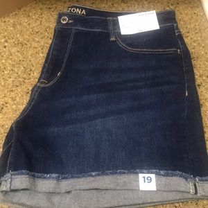 Arizona Jean Company Shorts Size 19 NWT